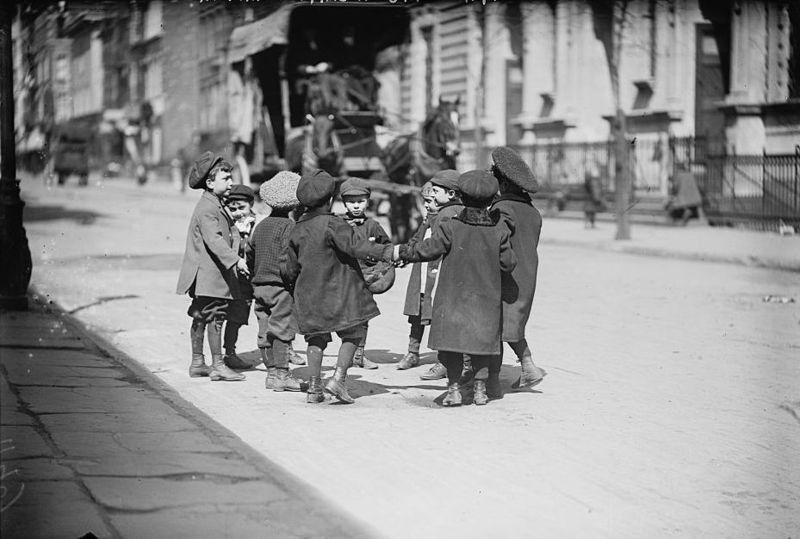 Children playing in street, New York / Wikimedia Commons